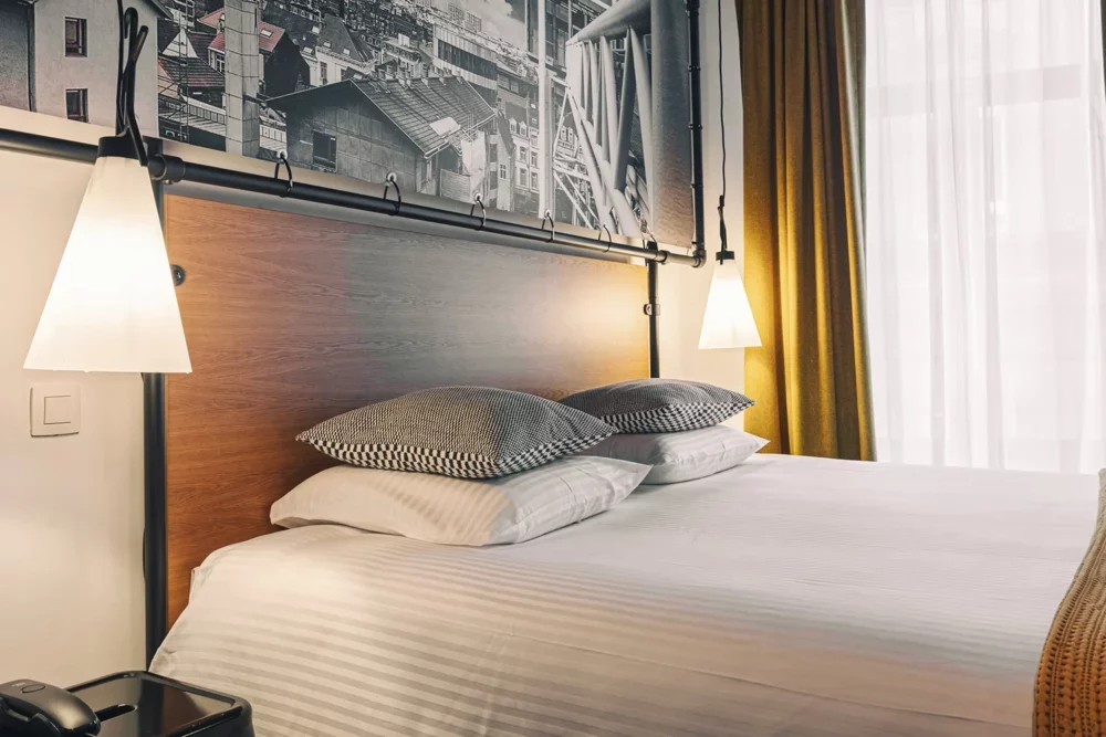 Chambre Comfort Double du Zoom Hotel à Bruxelles avec lit kingsize et photographie décorative