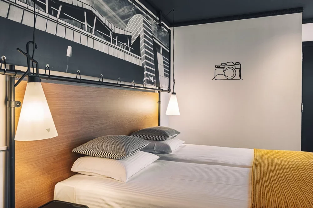 Chambre Comfort Twin du Zoom Hotel à Bruxelles avec deux lits jumeaux et ambiance cosy moderne