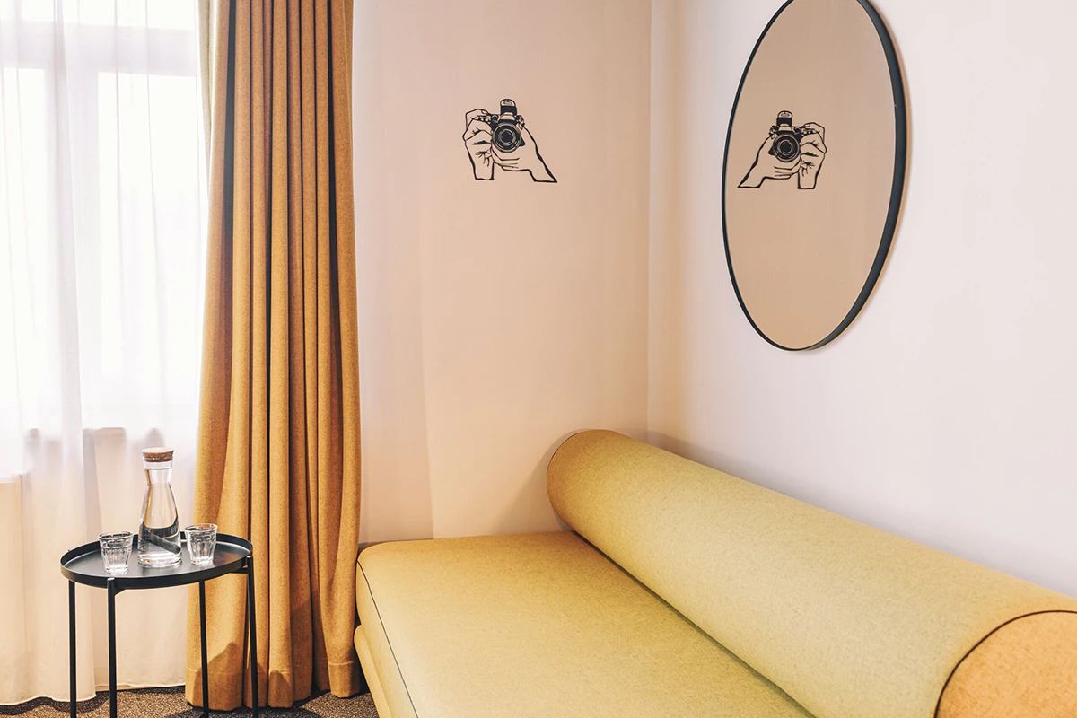 Chambre Premium du Zoom Hotel à Bruxelles avec banquette et espace détente confortable