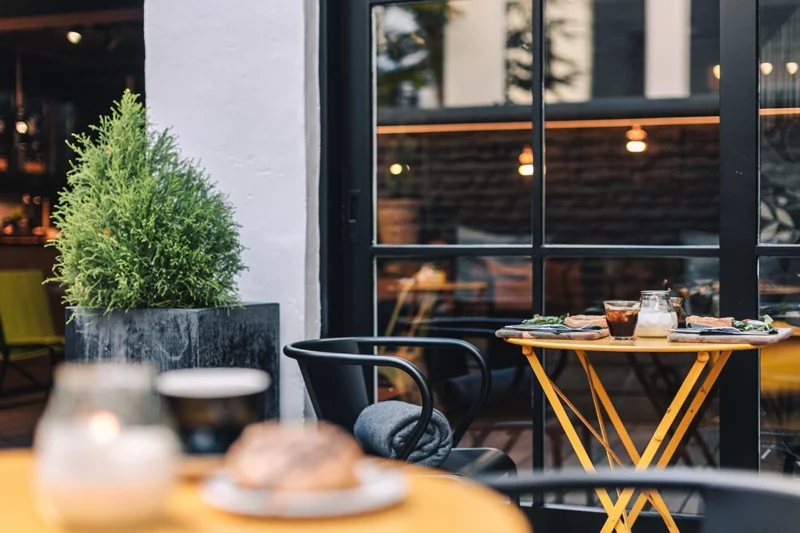 Terrasse d’été du Zoom Hotel à Bruxelles, boutique hotel convivial