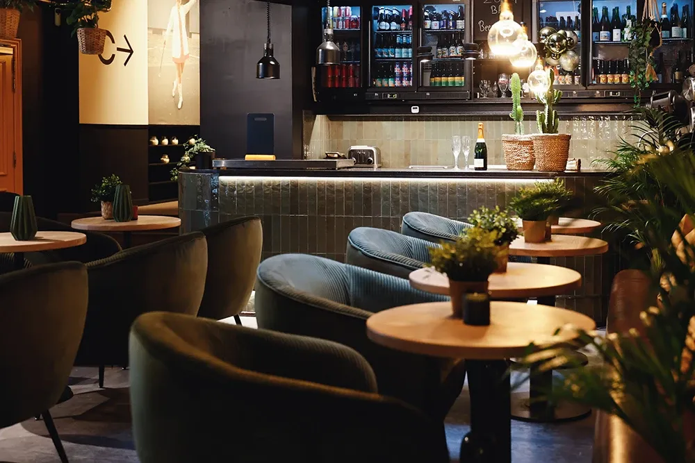 Bar cozy du Zoom Hotel à Bruxelles avec bières dans une ambiance chaleureuse