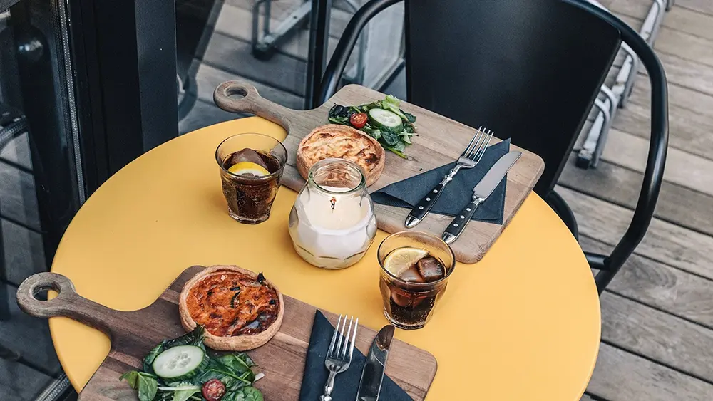 Planches apéritives servies au bar du Zoom Hotel à Bruxelles