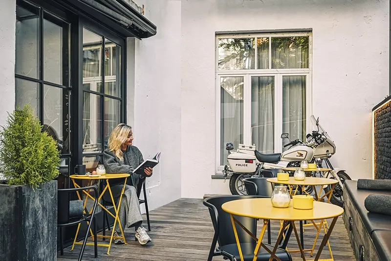 Terrasse d’été du Zoom Hotel à Bruxelles pour se détendre dans une ambiance conviviale